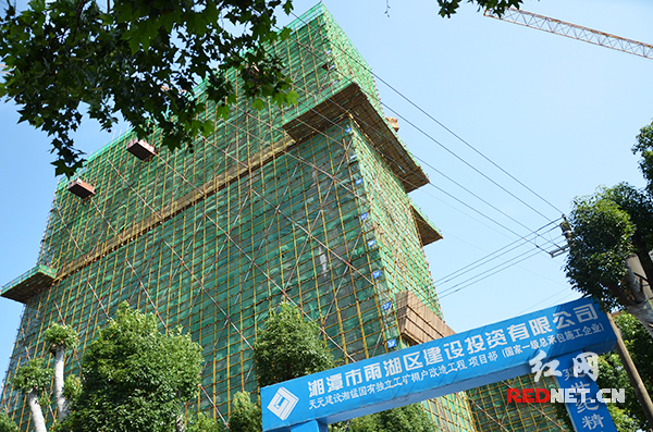 正在建设中的湘锰国有独立工矿棚户改造项目。年底前，可改善2000多户居民的住房条件。
