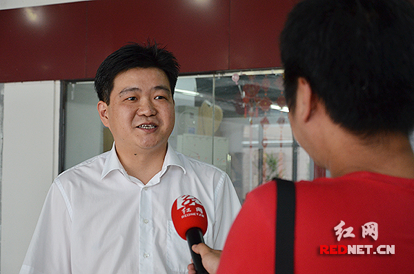 雨湖区委副书记、区长何锋接受红网记者采访。