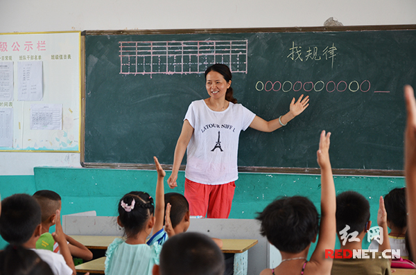 姜畲镇梅花学校，从城里换岗过来的教师彭辉在上课。