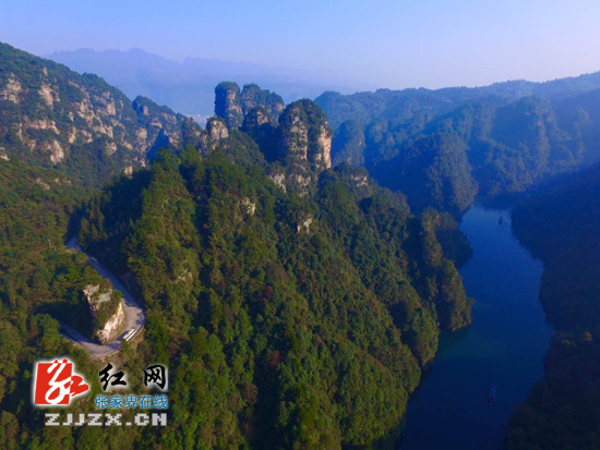 高空俯拍世界自然遗产张家界宝峰湖似诗画（图）