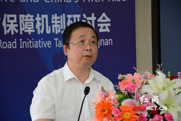 湖南省商务厅副厅长李心球讲话。