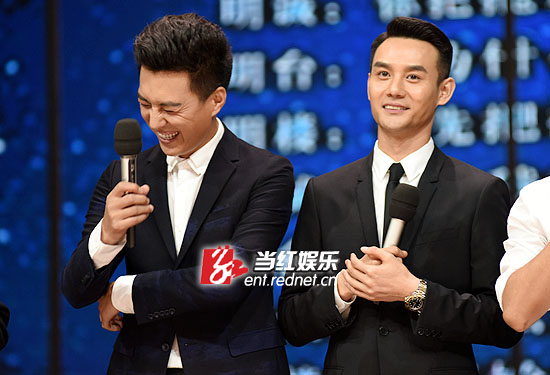 王凯与靳东现场频频逗趣。