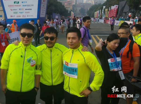 天天兄弟汪涵和欧弟领跑迷你马拉松。