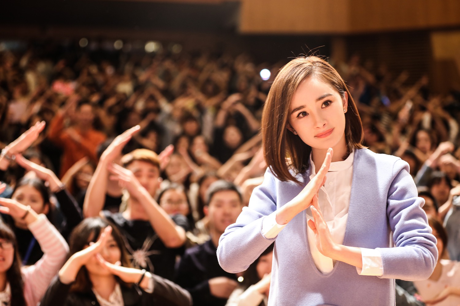 杨幂与现场热情影迷粉丝合影