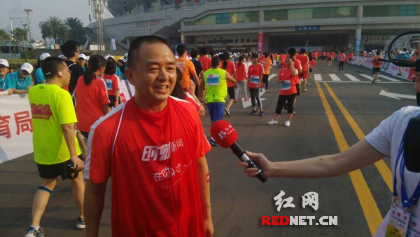 (舒合青成红网跑团第一个通过迷你马拉松终点的成员。)