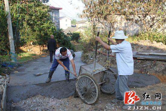 张家界市永定区：一个提案换来两条幸福路