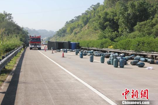 广西货车爆胎侧翻160瓶煤气罐滚落高速路(图)
