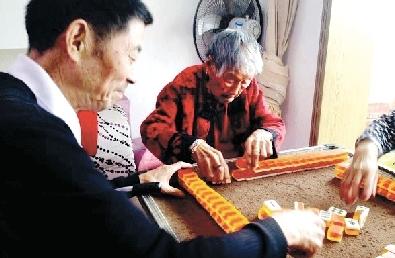 老人打麻将赢多输少，佩服吧