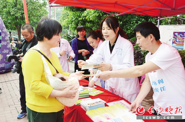 长沙市疾病预防控制中心的工作人员为社区居民详细讲解预防接种知识。图片均由长沙市疾病预防控制中心提供