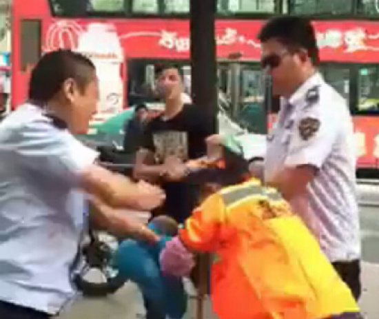 温州一城管协管员当街扇女清洁工耳光已被停职