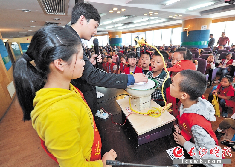 　　活动现场，泥模校正器、防误踩安全油门等小发明令晚报校园记者称赞不已。  长沙晚报记者 王志伟 摄