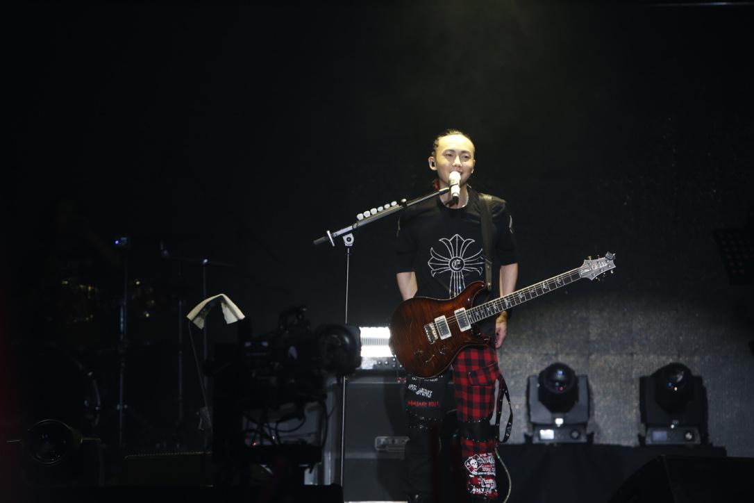 黄义达带伤开唱 全程超燃停不下来_娱乐频道_红网