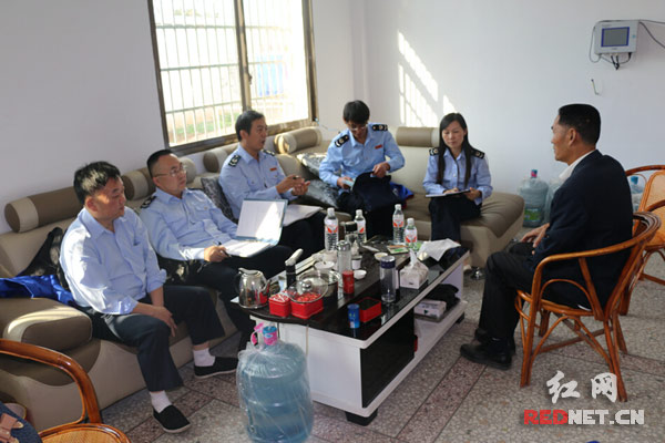 湖南省临湘市国税局走访调研临湘市长运加油站。
