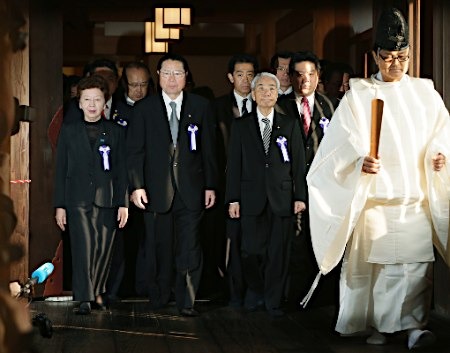 日本议员集体参拜靖国神社。