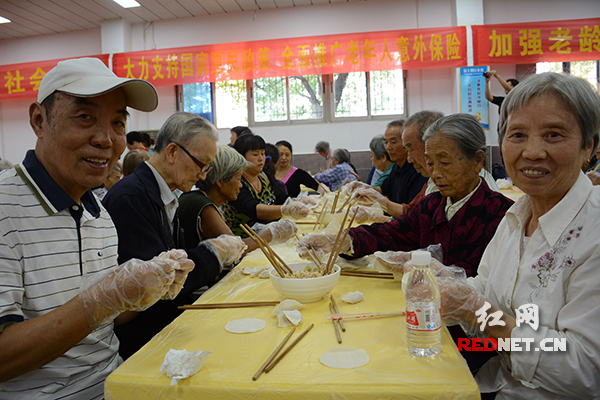 长沙市雨花区圭塘街道中南院社区举行欢庆重阳节活动