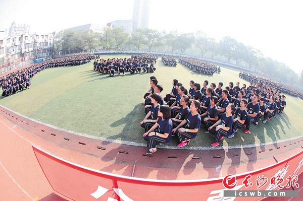 近日，育英学校举行65周年校庆，该校学生分板块展示了学校课程特色。　　长沙晚报记者 陈飞 通讯员 刘琦 摄影报道
