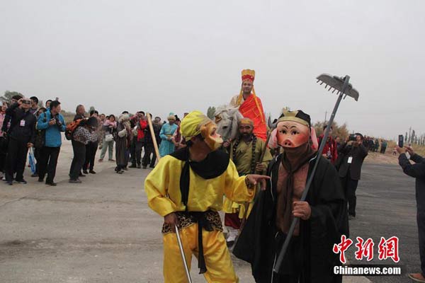 图为唐僧师徒来到蔚头国城门前。 朱景朝 摄 （来源：中新网）