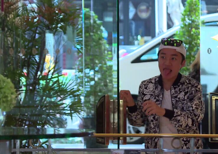 王祖蓝尴尬吐舌头