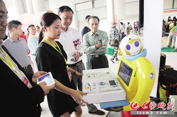 2015中国（湖南）国际老年产业博览会上，能服务老人的智能机器人颇受市民关注。 长沙晚报记者 陈飞 摄