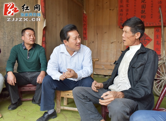 杜芳禄深入桑植县二户 溪村 开展"一进二访"活动