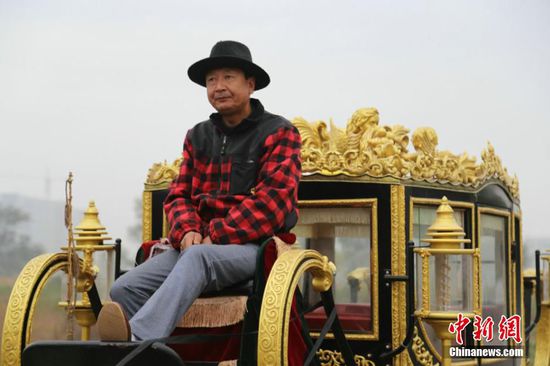 甘肃男子自制“英式皇家马车”上公路