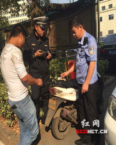 非法改装摩托车开进交警队缴罚款 当场被民警