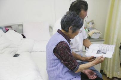 　时隔半个世纪的重逢，让两人更珍惜彼此。