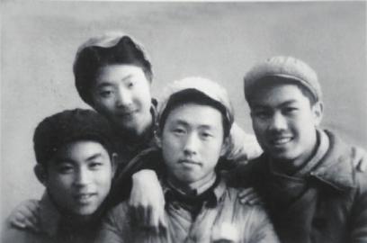 两人(左一、左二)年轻时与工友的合影。