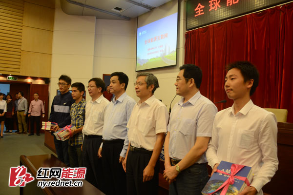 宣讲前，国家电网公司向长沙理工大学赠送了中、英文版本《全球能源互联网》专著。