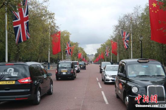 10月19日，中国国旗与英国国旗悬挂在英国伦敦白金汉宫前的林荫路两旁。应英国女王伊丽莎白二世邀请，中国国家主席习近平将于10月19日至23日对英国进行国事访问。 <a target='_blank' href='http://www.chinanews.com/'><p  align=