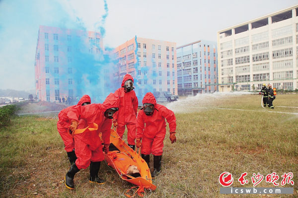 演练现场，救援人员迅速将伤员转移。长沙晚报记者 陈飞 摄