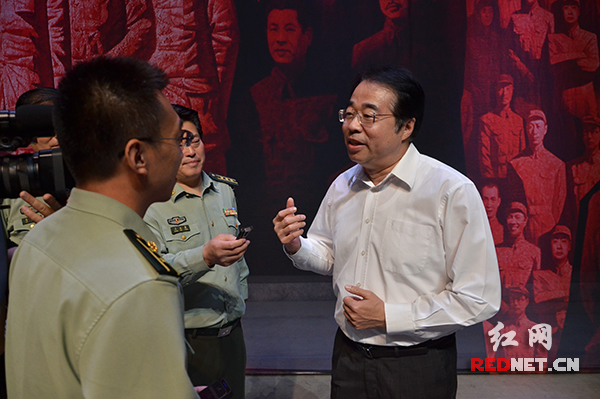 演出结束后，湖南省委常委、省委秘书长许又声接受采访。