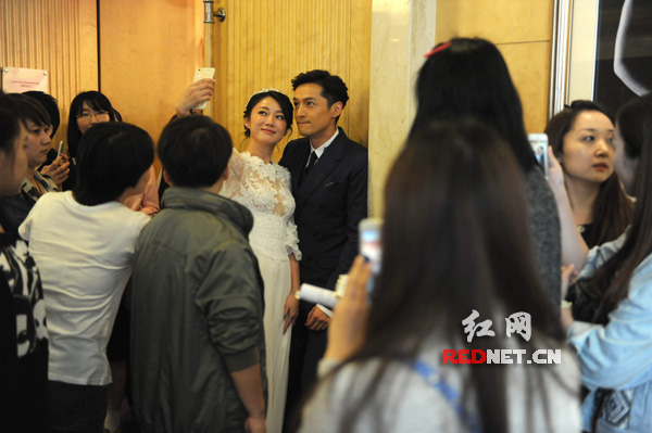 胡歌被同剧的演员求合影 图片来源CFP