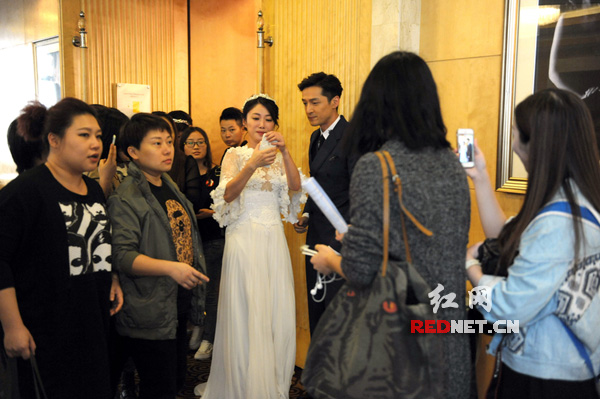 胡歌被同剧的演员求合影 图片来源CFP