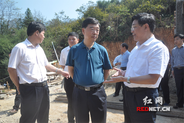 　湖南省人大常委会党组书记、副主任于来山视察当地“安居工程”建设情况。