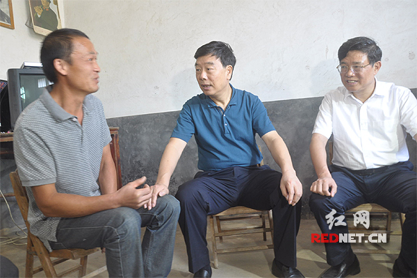 于来山看望慰问困难群众，与群众亲切交谈