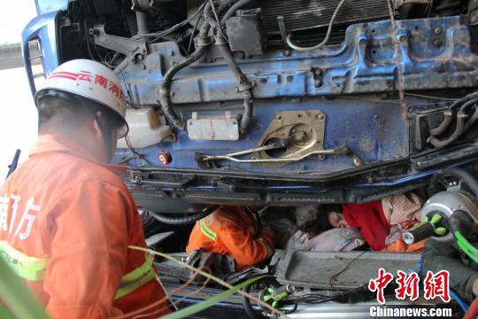 云南畹町一运糖货车从桥上翻落3被困人员成功获救