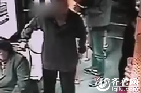 大爷足足骂了五六站都没停