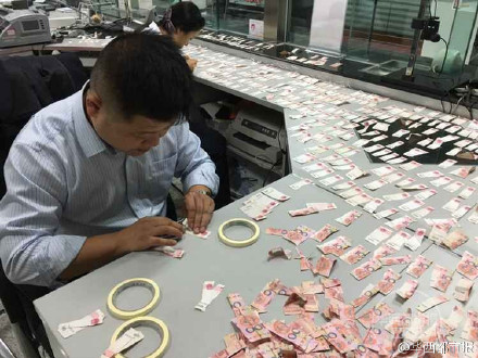 银行13员工加班拼接