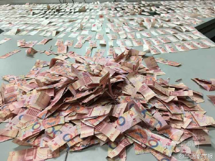 老人撕碎的现金