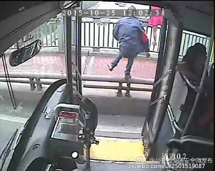 女子跳江瞬间 公交司机停车冲下救人(图)