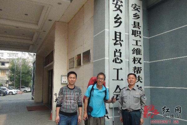 中国阿甘金世明徒步抵达安乡 每天行走50公