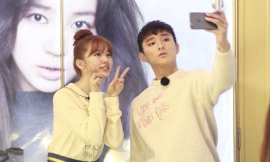 于小彤与尹恩惠互动