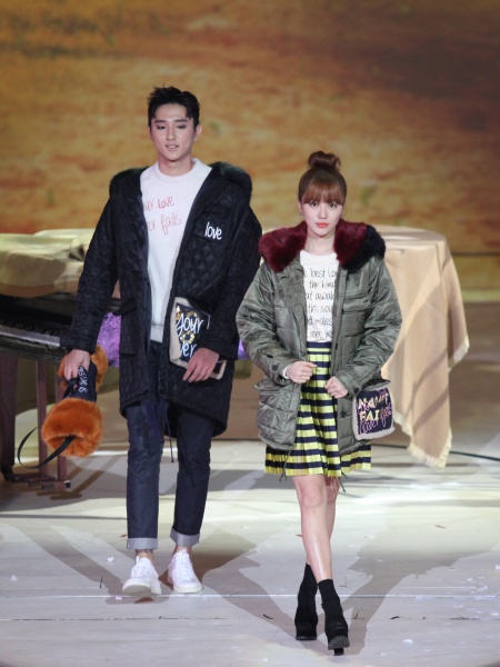 于小彤与尹恩惠演绎水晶之恋