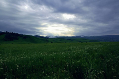 从路上看去，远方的山永远让人向往，诱惑着每一位路人。