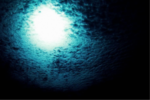 彩云翻滚，却又宁静致远，静静的等待，静静的吞噬。