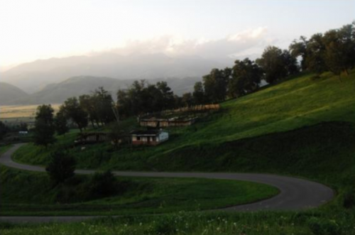 夕阳撒落在羊圈，草原人家享受着宁静的夕阳。