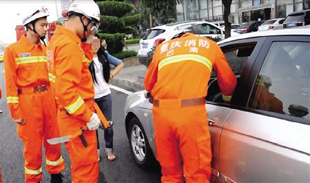 粗心母亲下车没拿钥匙 三岁儿子被困车内40分钟