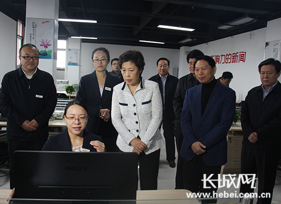 河北省委常委、宣传部部长田向利来到长城网新闻中心了解近期重点主题宣传报道开展情况。