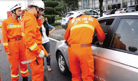 粗心母亲下车没拿钥匙三岁儿子被困车内40分钟